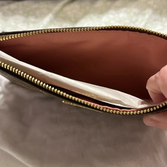 New coach wristlet - Picture 4 of 5